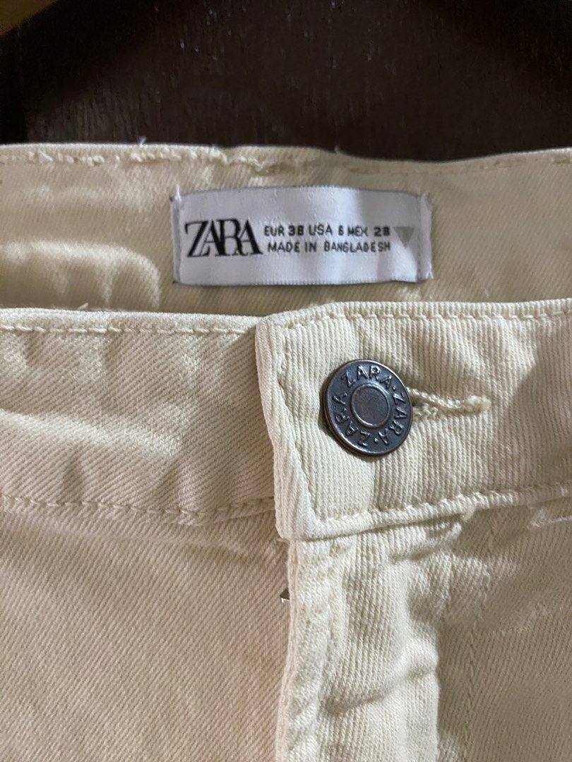 Zara Mom Jeans (Beige) (Category: Jeans) located in Marikina City. Submitted by daze_studio_ (Listing ID 1263231874, Image 3). Description: Size 28 High waist.