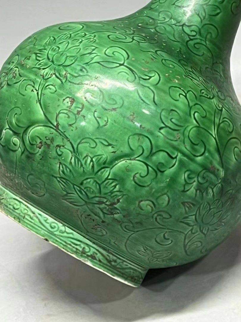 古董瓷器收藏：明宣德款瓜皮綠釉刻缠枝蓮紋長頸瓶（入明）收藏品級別