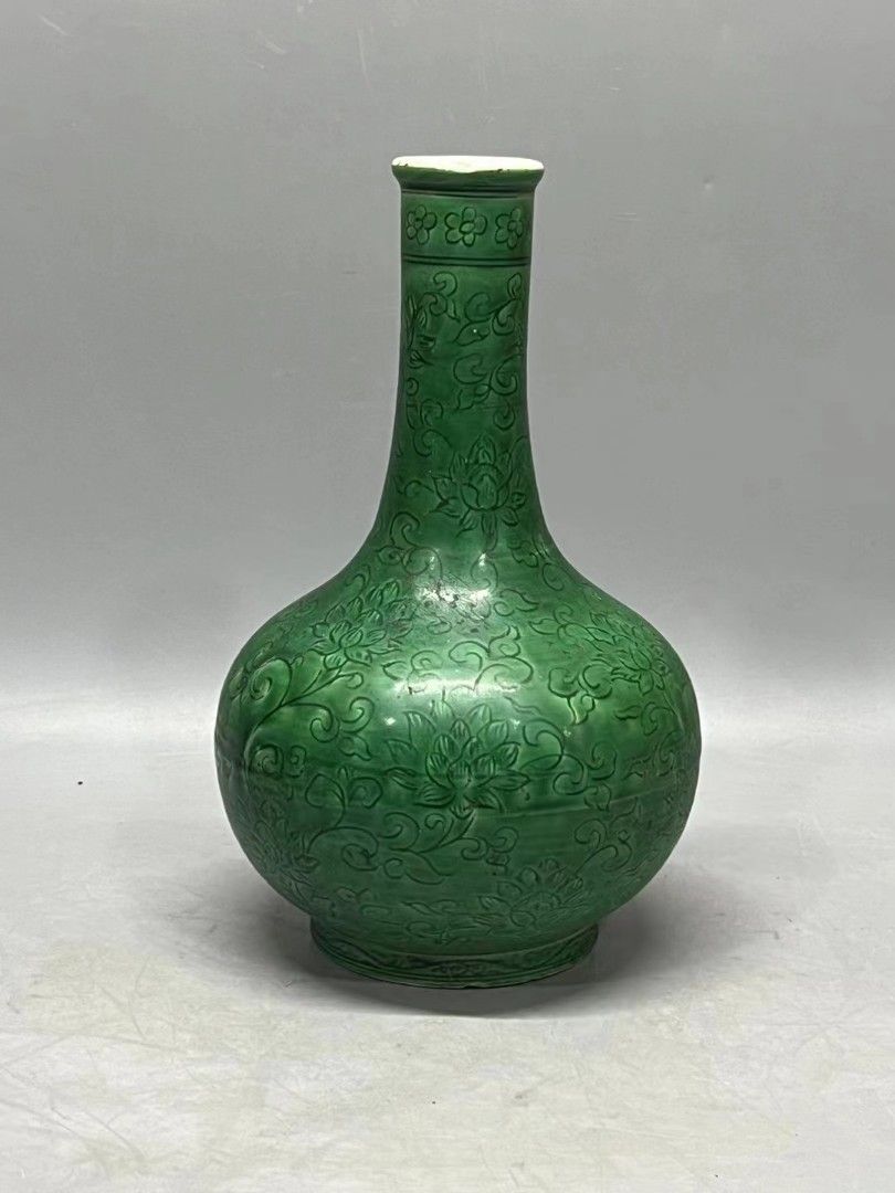 古董瓷器收藏：明宣德款瓜皮綠釉刻缠枝蓮紋長頸瓶（入明）收藏品級別