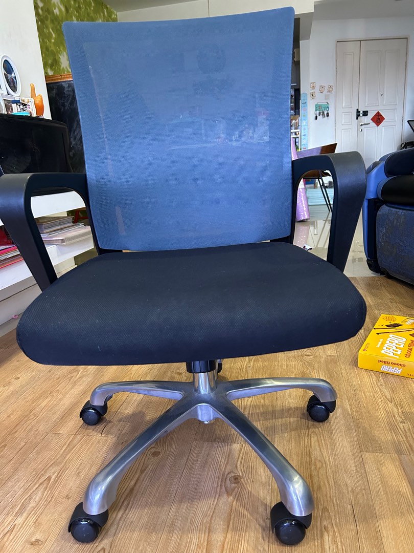 Am office chair, Furniture & Home Living, Furniture, Chairs on Carousell