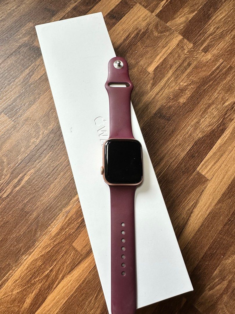 Apple watch se discount gold with plum band