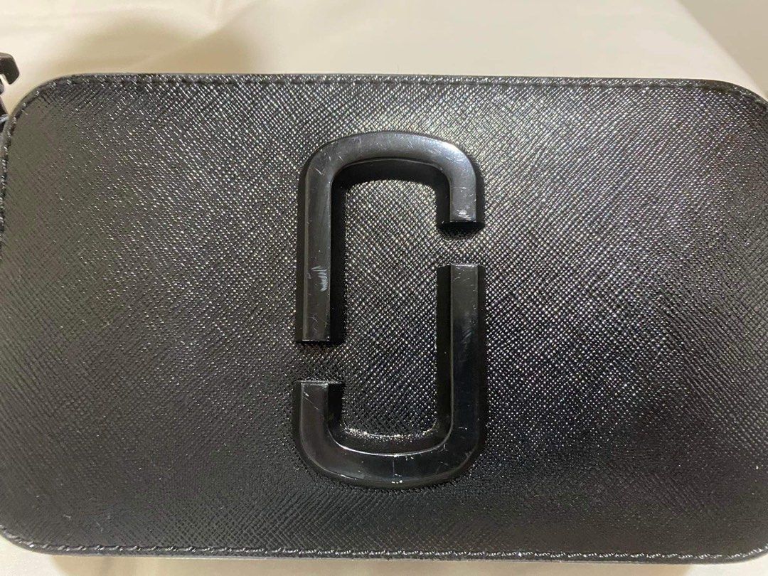 Authentic Marc Jacobs snapshot (Category: Luxury Bags & Wallets) located in San Pedro. Submitted by iamcjgo (Listing ID 1264947443, Image 3). Description: Original Marc Jacobs Snapshot Bag in Black Preloved used about 5x .