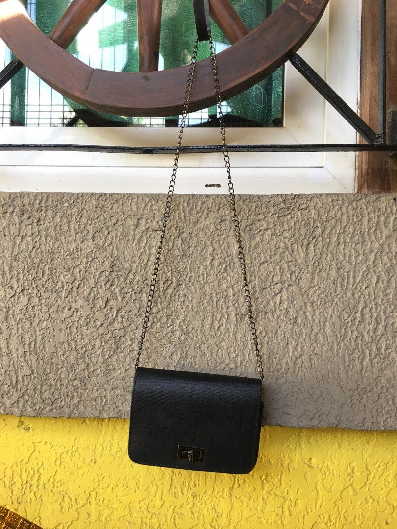 Black Chain Purse (Category: Purses & Pouches) located in Cavite. Submitted by hellomiming (Listing ID 1264964320, Image 1). Description: Preloved - Black Chain Purse ▪️Personal preloved. Has minimal signs of usage. FAQs: ✅LAST PRICE POSTED. FIRM ON PRICE POSTED! Please do not offer or ask for lower prices anymore. Mode of Payment: GCash/Maya PAYMENT FIRST. NO COD. Mode of Delivery: Regular J&T Express or Lalamove only *Buyer will shoulder Shippi