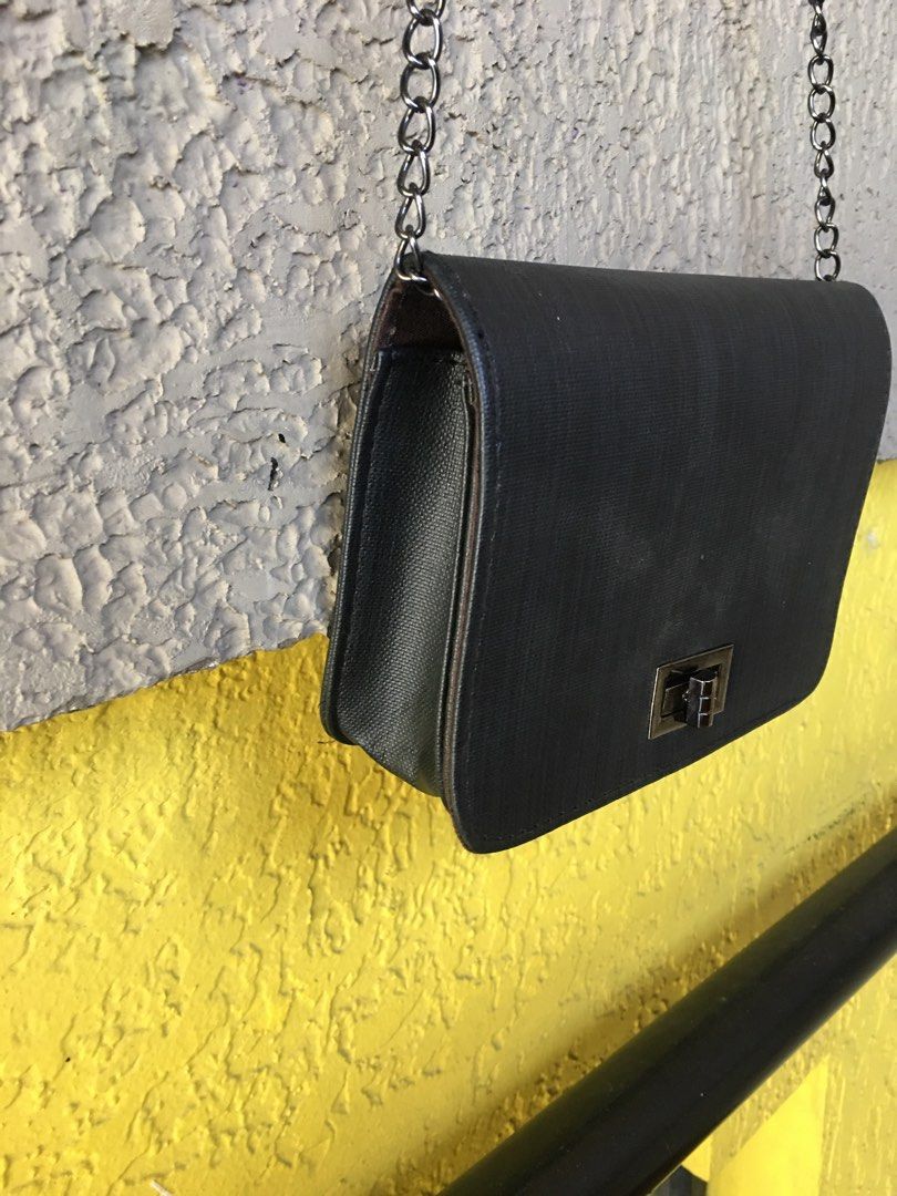 Black Chain Purse (Category: Purses & Pouches) located in Cavite. Submitted by hellomiming (Listing ID 1264964320, Image 3). Description: Preloved - Black Chain Purse ▪️Personal preloved. Has minimal signs of usage. FAQs: ✅LAST PRICE POSTED. FIRM ON PRICE POSTED! Please do not offer or ask for lower prices anymore. Mode of Payment: GCash/Maya PAYMENT FIRST. NO COD. Mode of Delivery: Regular J&T Express or Lalamove only *Buyer will shoulder Shippi