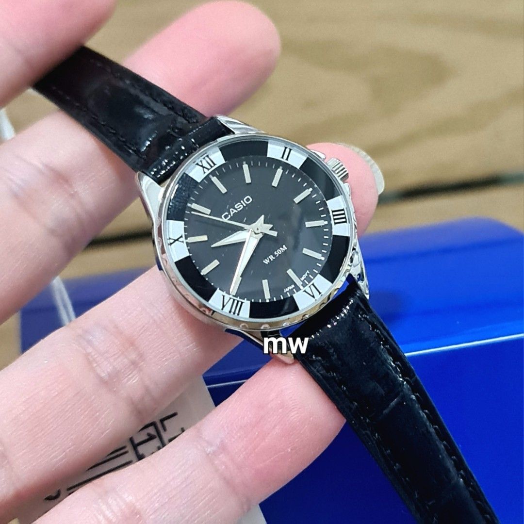 Quartz watch black leather band top