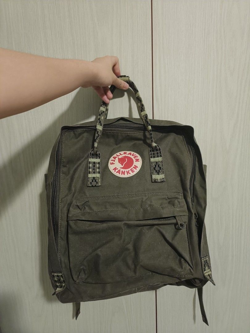 Fjallraven kanken 2025 green folk pattern