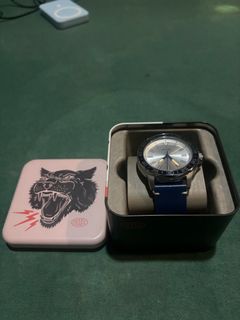 Gents top watch hand