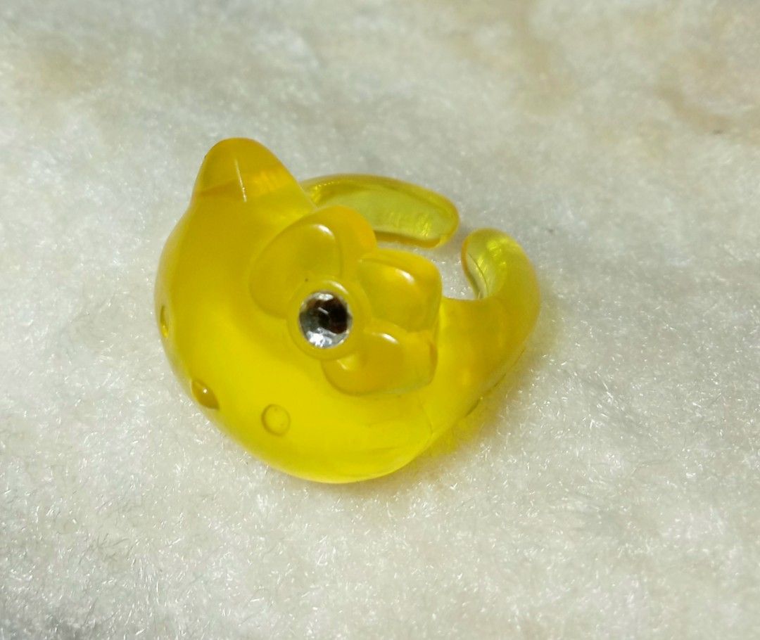 HELLO KITTY PLASTIC RING Sanrio, Hobbies & Toys, Memorabilia ...