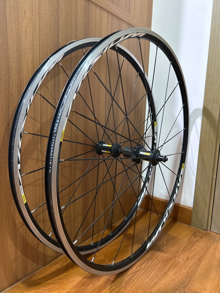 Mavic Aksium Rim Brake Wheelset, Sports Equipment, Bicycles & Parts ...