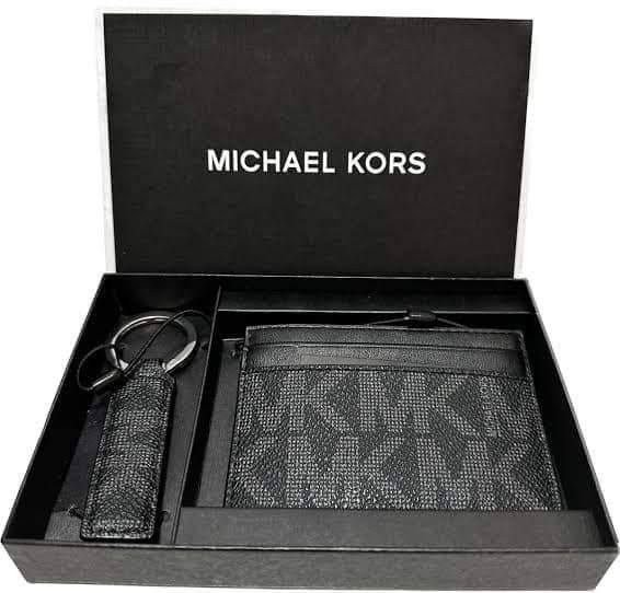 Michael Kors Cardholder and Keychain Set (Category: Luxury Bags & Wallets) located in Mabalacat. Submitted by maiyasluxurybagshoppe (Listing ID 1264797917, Image 2). Description: .