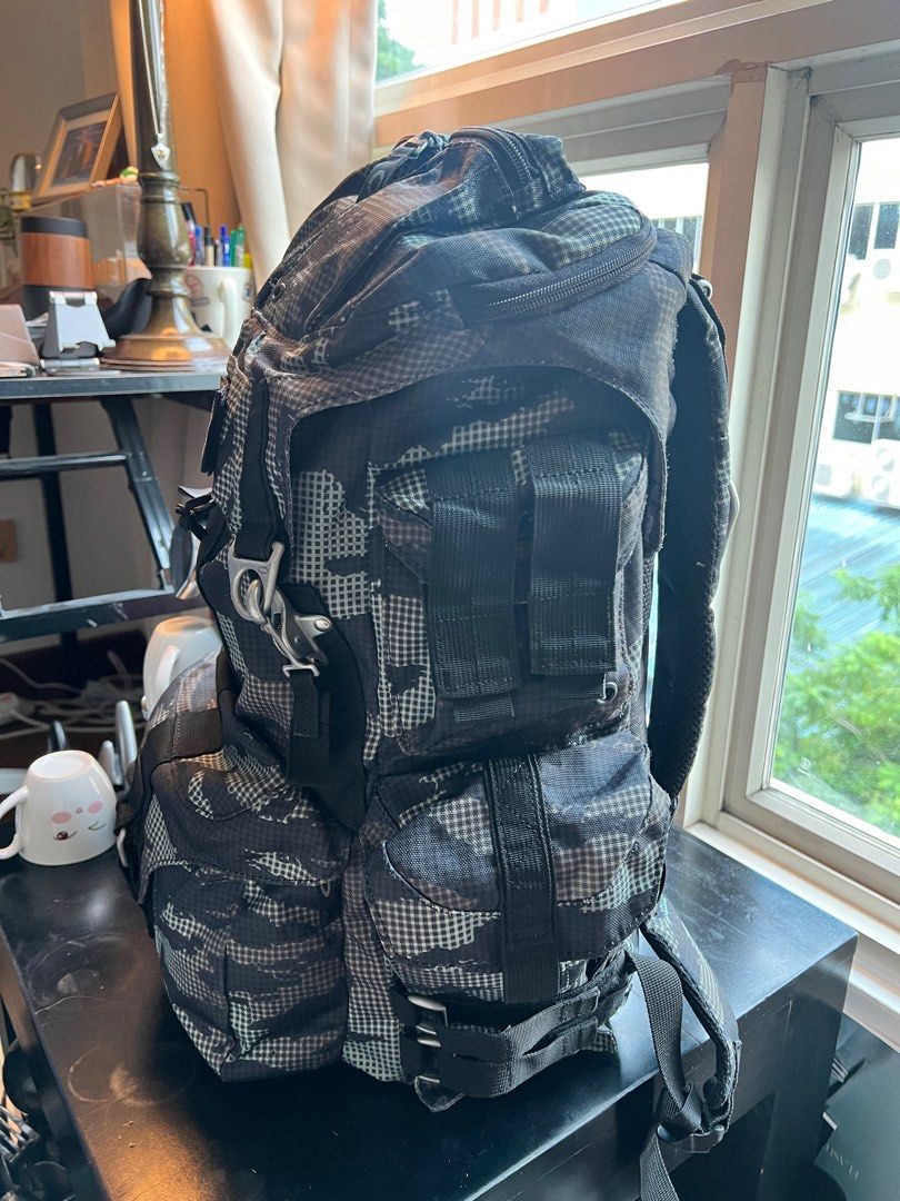 Oakley Mechanism Men s Fashion Bags Backpacks on Carousell