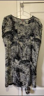 Ruby Tuesday Size 10 Black White Patterned Top Front Back Pocket Long Top