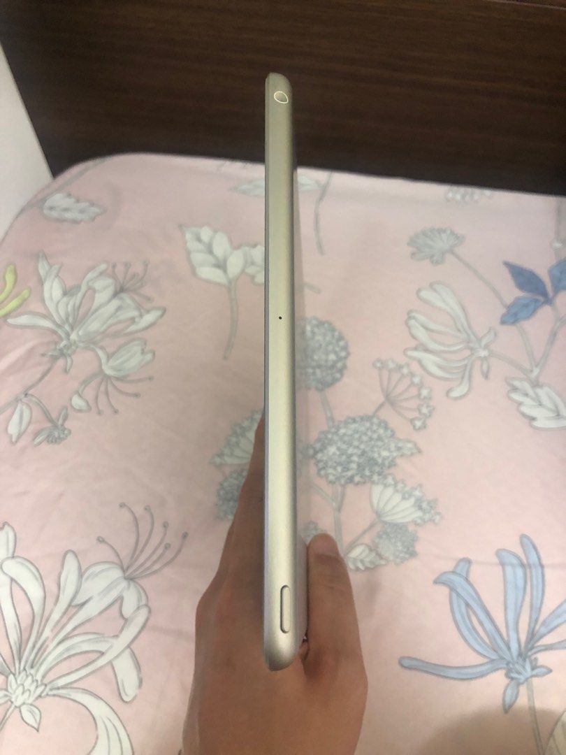 iPad 8th generation 128gb wifi cellular. Comes with Case And