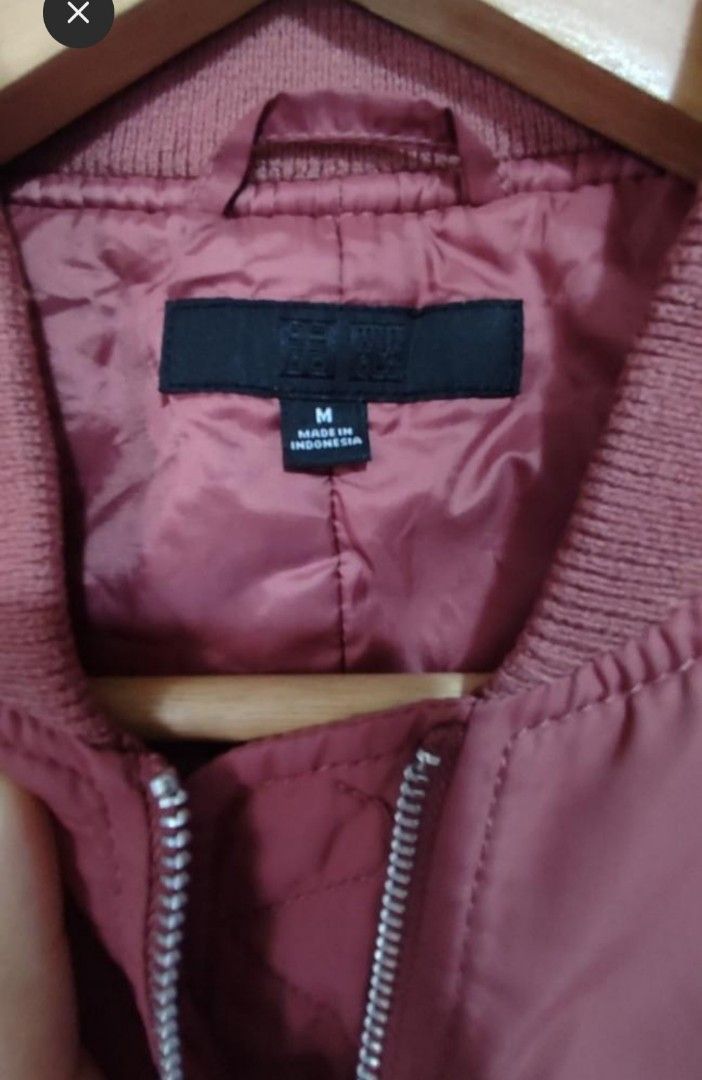 Uniqlo Bomber Jacket (Category: Coats, Jackets and Outerwear) located in Baguio. Submitted by Choosehere22 (Listing ID 1264811138, Image 2). Description: ang nice ng kulay neto in very good condition medium on tag pero keri lng sa small.