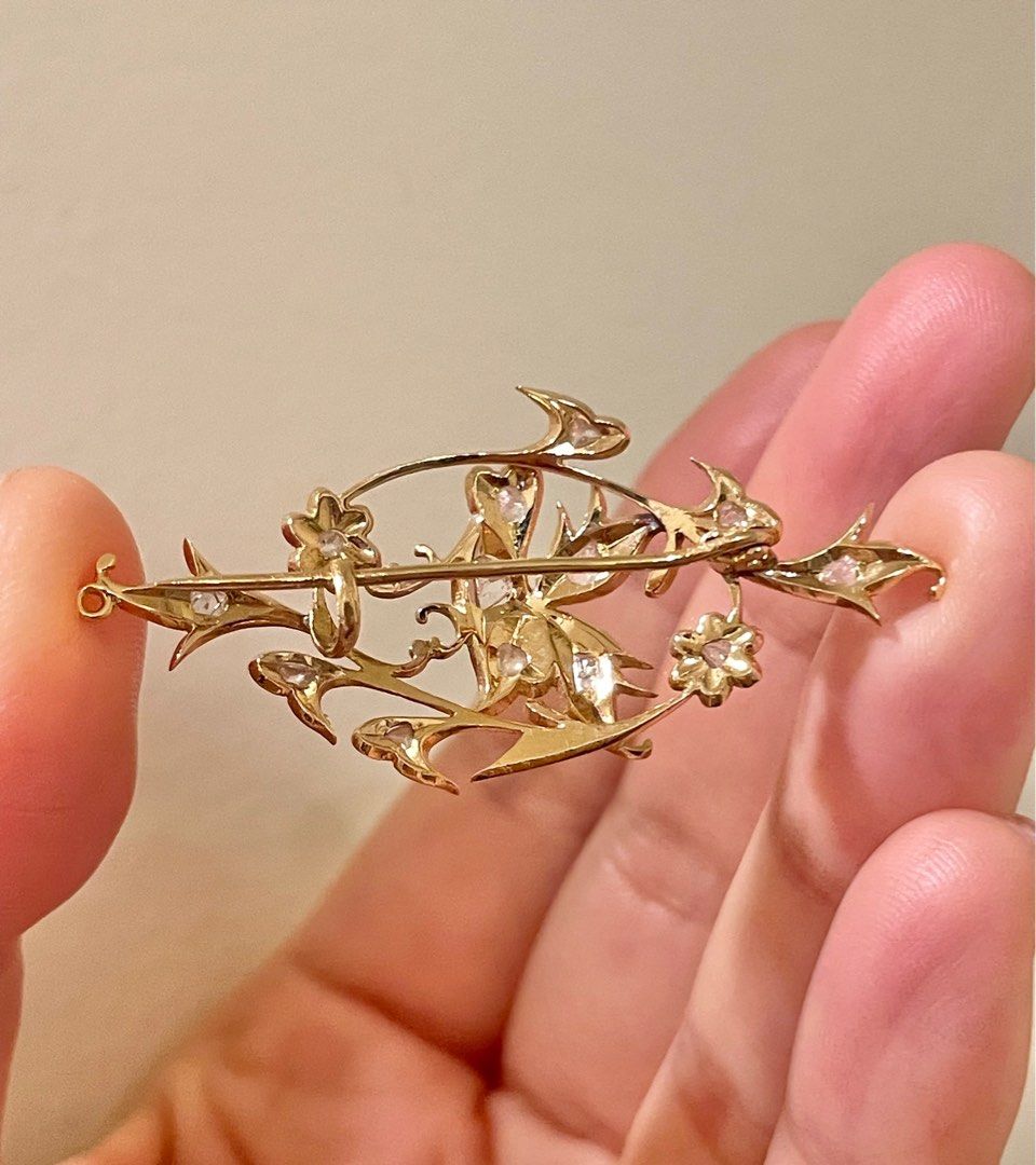 Gold shop leaf brooch