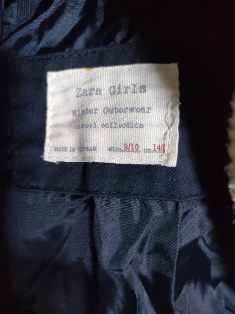 Winter Jacket (Category: Babies & Kids Fashion) located in Singapore. Submitted by mousieme (Listing ID 1264836664, Image 5). Description: Girl's ZARA jacket size 9/10 (140cm). Well constructed jacket with hood and fleece lining fully detachable (3 pcs), versatile for autumn, spring or winter use..