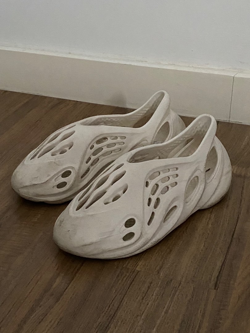 YEEZY FOAM RNNR SAND Men s Fashion Footwear Sneakers on Carousell