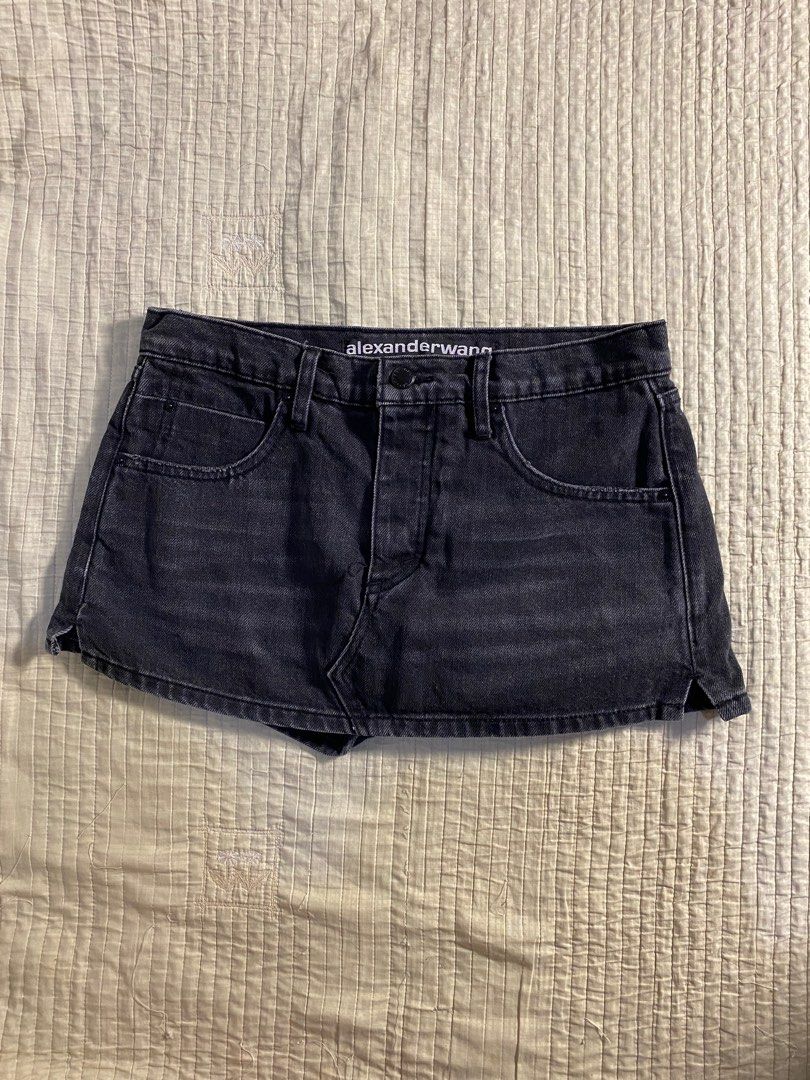 ALEXANDER WANG WOMENS MINI LOW-RISE SKORT GREY AGED (Category: Shorts) located in Marikina City. Submitted by daze_studio_ (Listing ID 1265049016, Image 1). Description: Size: 27.