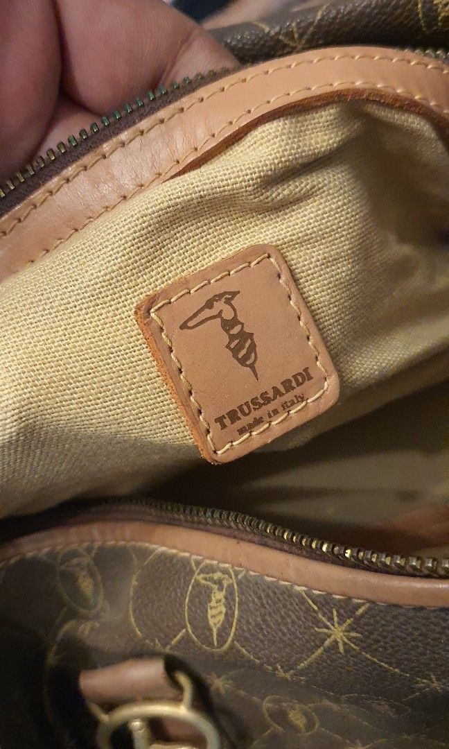 Authentic trussardi hand bag (Category: Luxury Bags & Wallets) located in Cavite. Submitted by ohmie23 (Listing ID 1265125086, Image 3). Description: Authentic trussardi hand bag.