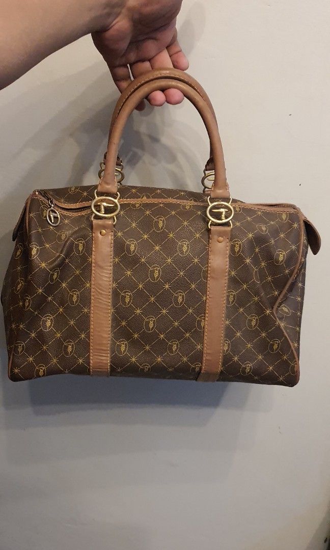 Authentic trussardi hand bag (Category: Luxury Bags & Wallets) located in Cavite. Submitted by ohmie23 (Listing ID 1265125086, Image 1). Description: Authentic trussardi hand bag.