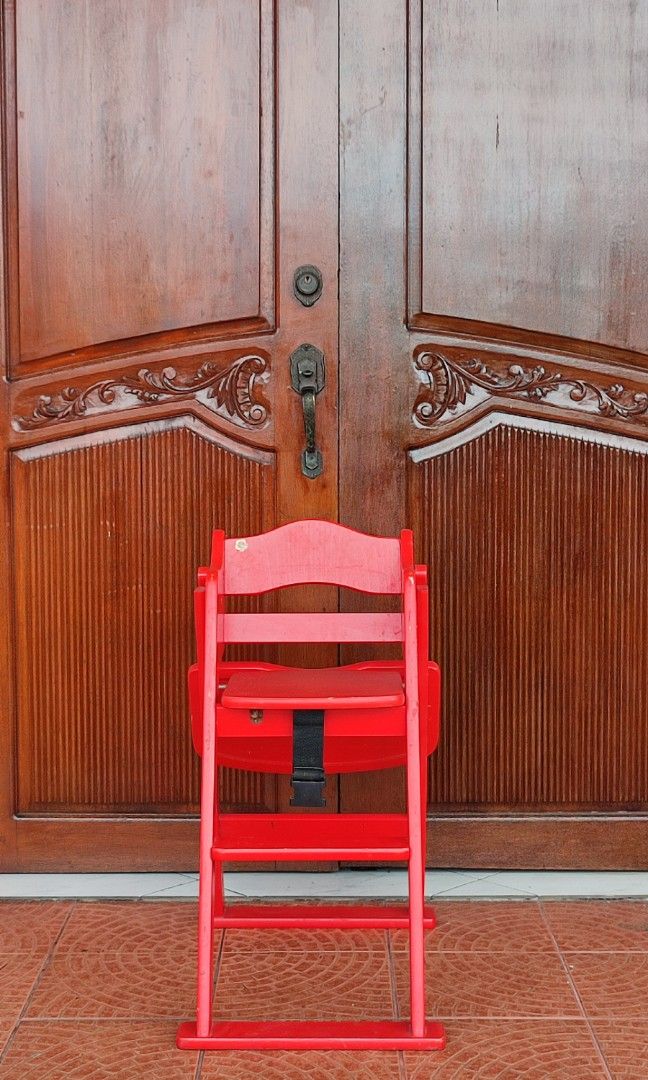 Baby high Chair foldable (Category: Baby High Chairs) located in Valenzuela. Submitted by jmalano (Listing ID 1265091878, Image 2). Description: foldable baby high chair made with solid Wood floor to Seat height 53cm. width 35cm. please check photos for scratches. used in good condition. pick up location Valenzuela City..