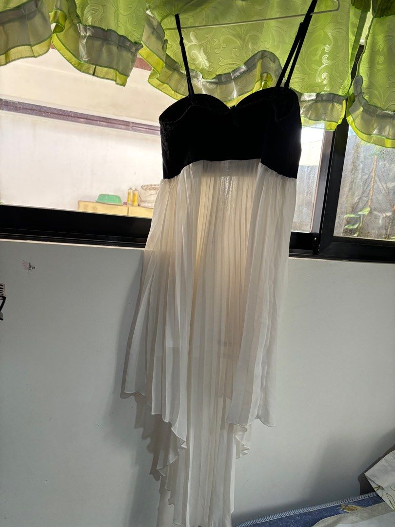 Black and white dress (Category: Evening dresses & gowns) located in Clarin. Submitted by declutter_station101 (Listing ID 1265036837, Image 3). Description: This is padded You can use this as an outfit in evening events Fit from medium to large.