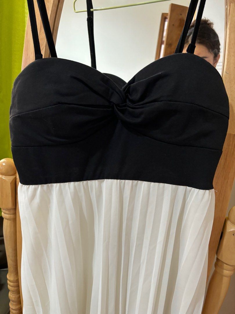 Black and white dress (Category: Evening dresses & gowns) located in Clarin. Submitted by declutter_station101 (Listing ID 1265036837, Image 2). Description: This is padded You can use this as an outfit in evening events Fit from medium to large.