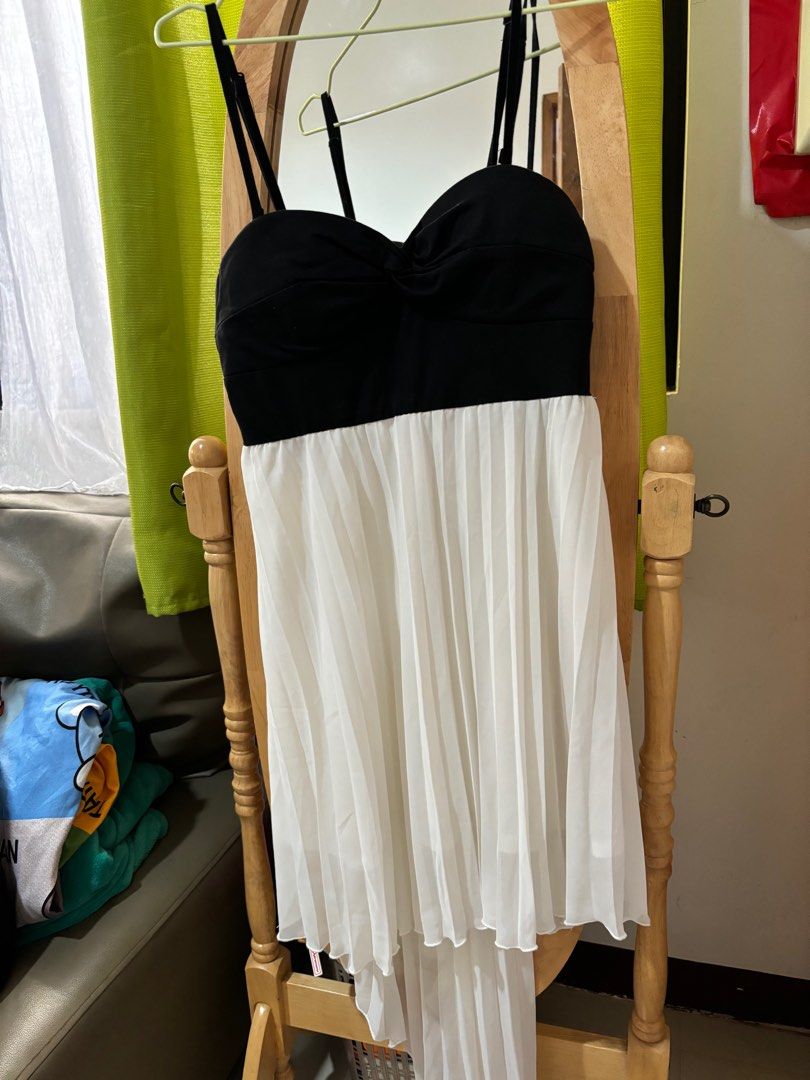 Black and white dress (Category: Evening dresses & gowns) located in Clarin. Submitted by declutter_station101 (Listing ID 1265036837, Image 1). Description: This is padded You can use this as an outfit in evening events Fit from medium to large.