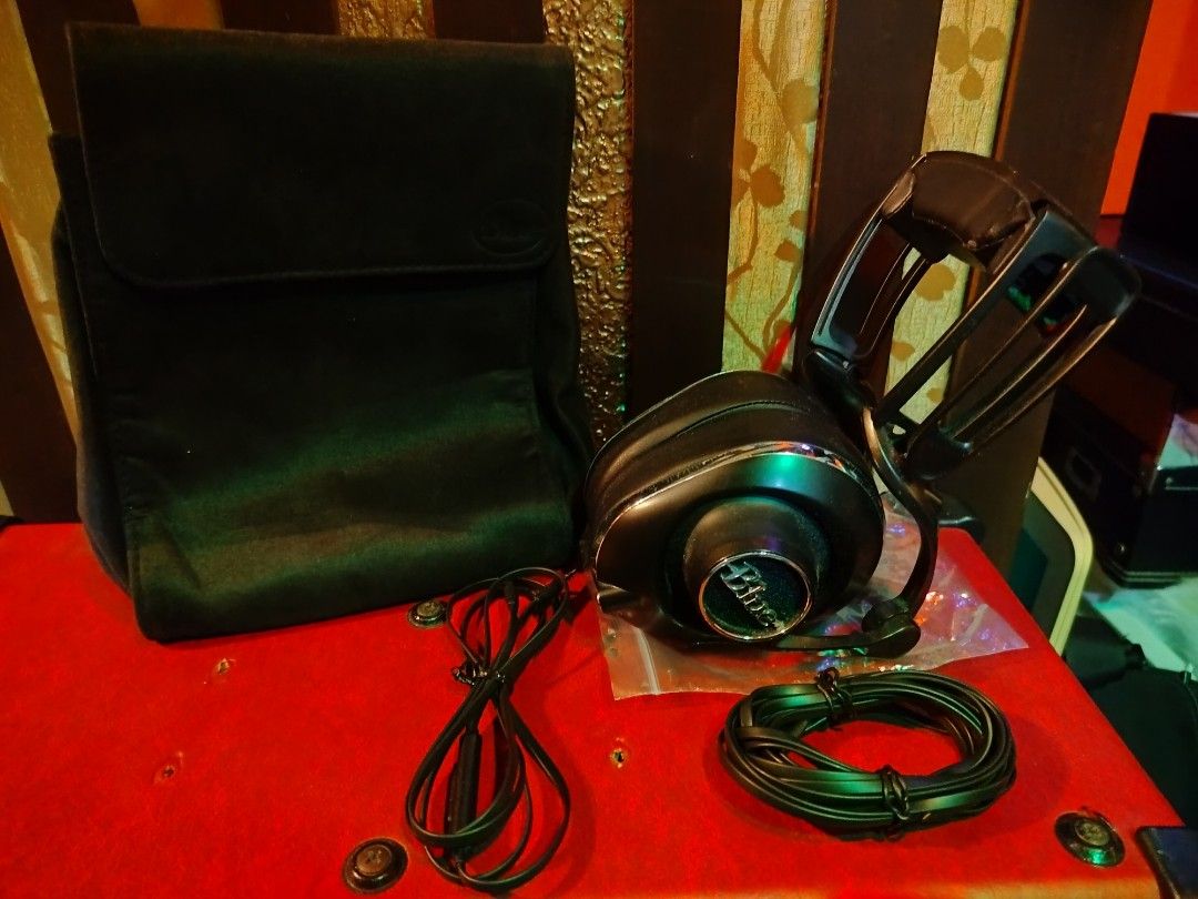 Blue Lola headphones (Category: Headphones & Headsets) located in Lucena. Submitted by MattC (Listing ID 1253286163, Image 1). Description: if you hate treble, this is for you. rfs: nagbabawas na ng kalat.