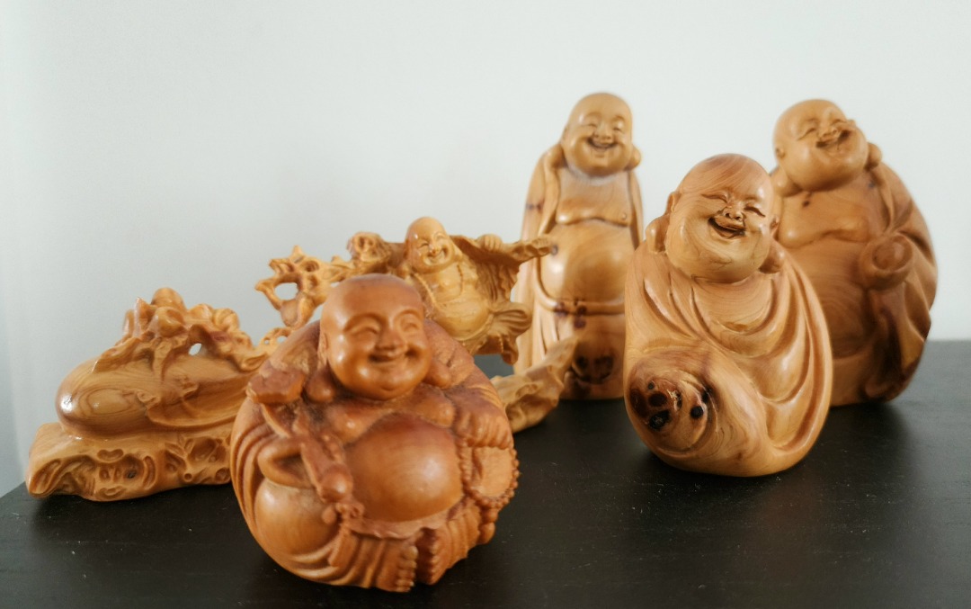 Miniature Cliff Cedar Wood Carving Status, Furniture & Home Living