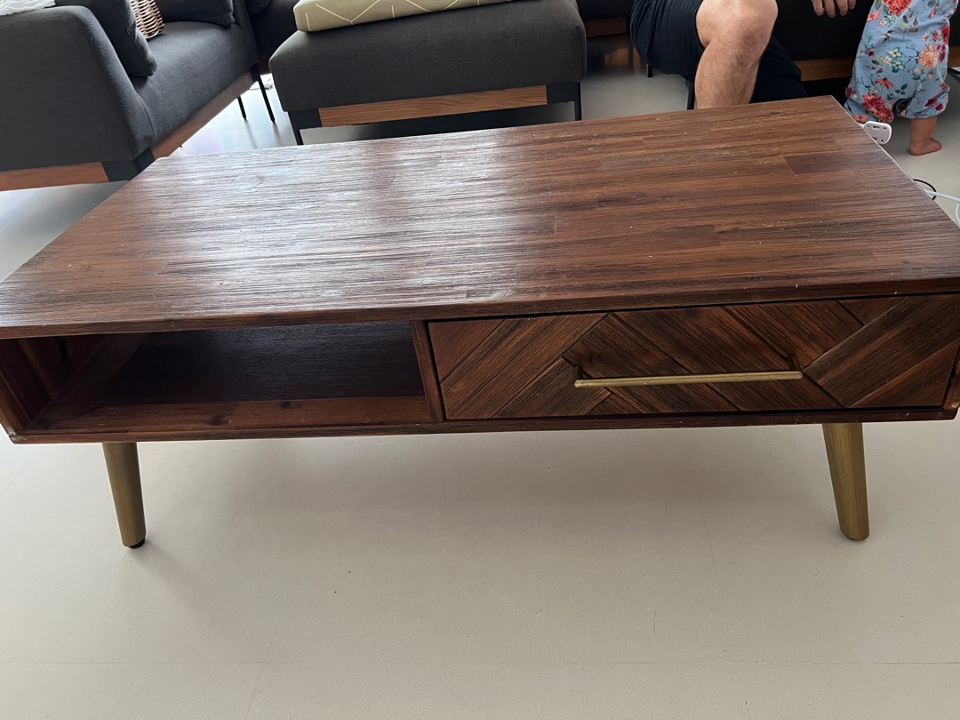 Hipvan coffee shop table