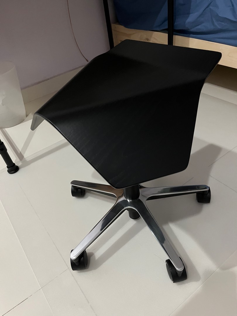 Iloa sales saddle chair