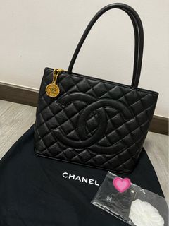 Chanel quilted medallion tote outlet