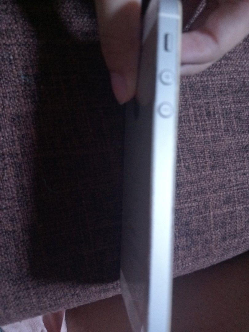 iPhone ( defective) (Category: iPhone 6 Series) located in Caloocan City. Submitted by weiner_ (Listing ID 1265132597, Image 3). Description: No charger No Box Last time na triny ko incharge ayaw gumana Hindi ako sure sa storage and sa series niya Nakita lang sa bahay nakatambak kayo nalang mag paayos no returned need funds Meet up kung malapit lng.