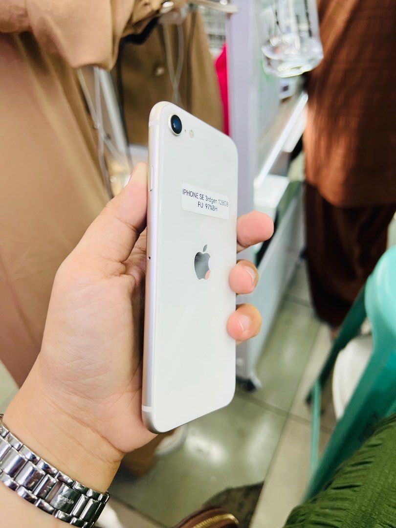 Iphone SE 2022 3rd generation (Category: iPhone SE Series) located in San Juan City. Submitted by javedsgadgetshop (Listing ID 1264970890, Image 3). Description: OPEN FOR INSTALLMENT VIA CREDIT CARD/GGIVES & SWAP/TRADE-IN! WE BUY AND SELL ( ANYKINDS OF UNIT BINIBILI PO NAMIN)! PTPA : Padelete po f bawal Read ❗️Onhand ‼️ Iphone SE 2022 5G •128gb •NTC Variant •97% batt health •Factory Unlock •100% Smoothness •No hidden issue | No Repaired •100% Aut