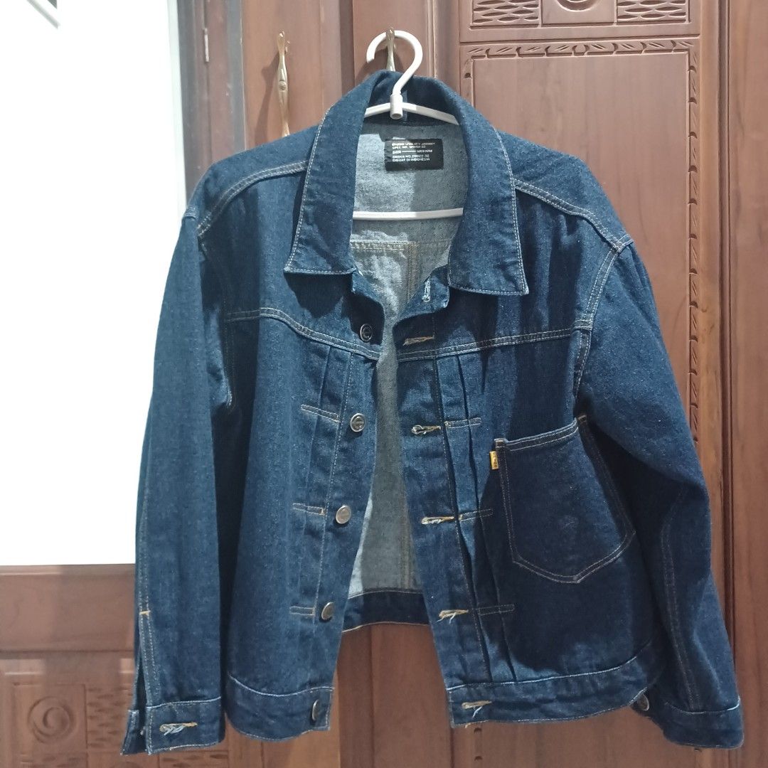 Jaket trucker denim jeans erigo Fesyen Pria Pakaian Atasan di Carousell