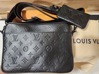 Louis Vuitton LV duo m69827 黑色壓紋郵差包 側背包