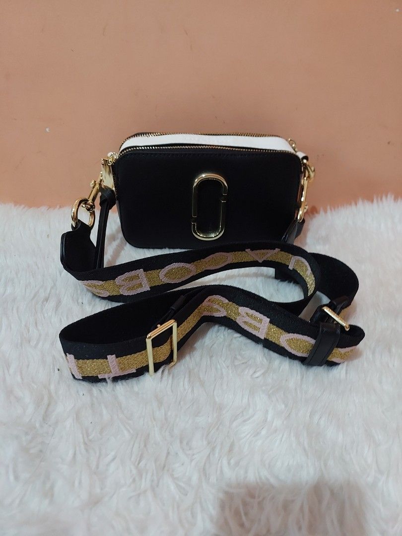 Marc Jacobs snapshot micro sling (Category: Luxury Bags & Wallets) located in Manila. Submitted by melestrada49550 (Listing ID 1265012983, Image 1). Description: Marc Jacobs snapshot micro sling in excellent condition.