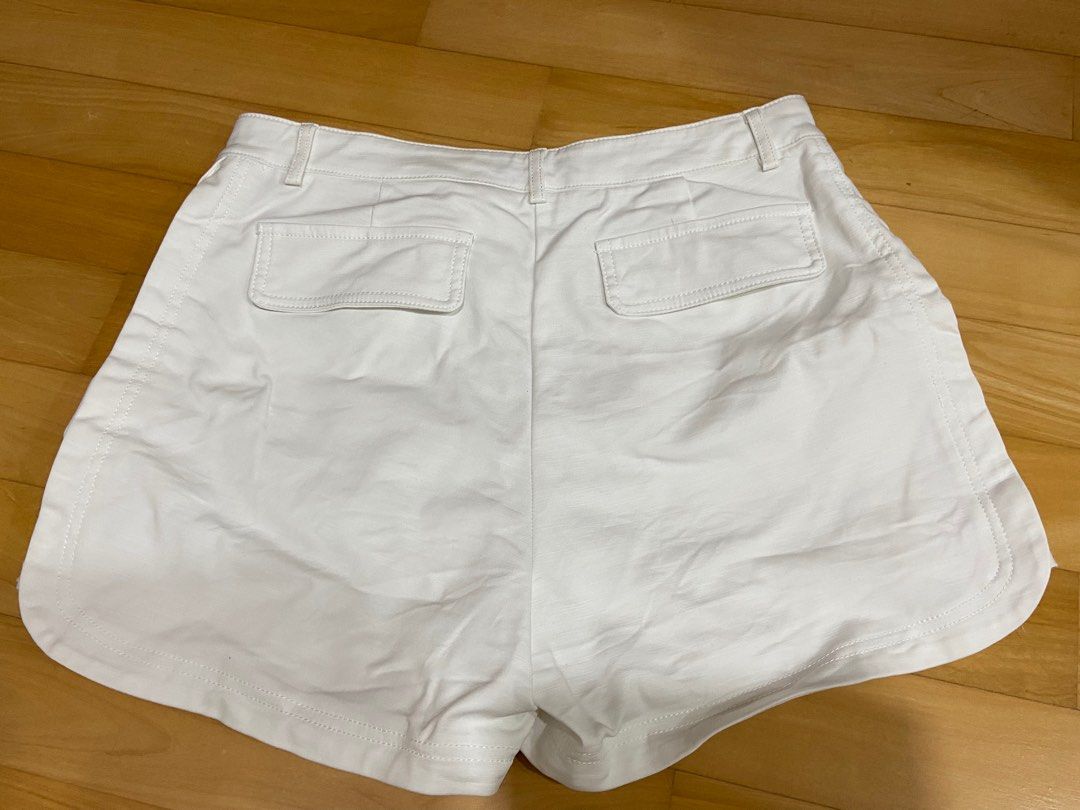 Moss ladies white button shorts size M