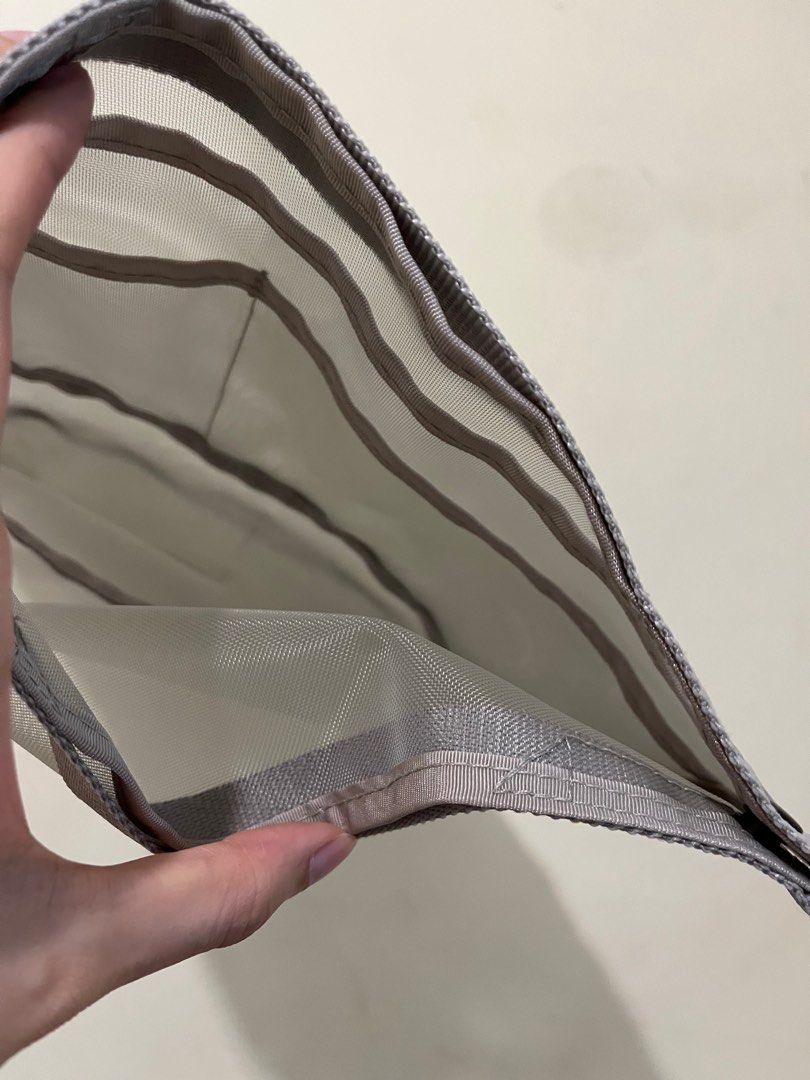 Muji grey mesh organizer A4, 女裝, 手袋及銀包, 長銀包 Carousell