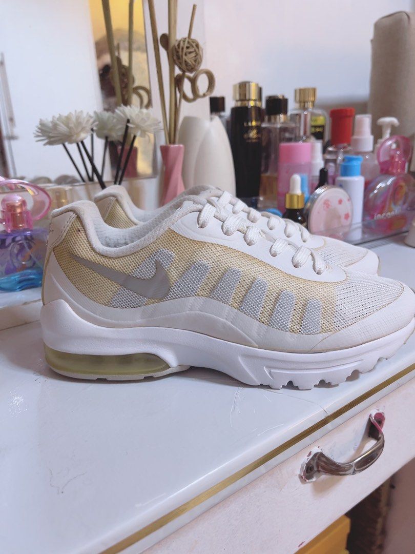 Nike air max invigor white best sale and gold