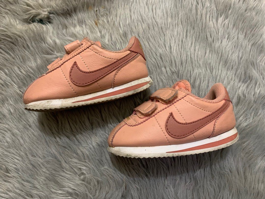 Baby pink discount nike cortez