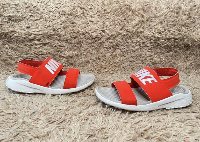 Nike tanjun deals sandals red