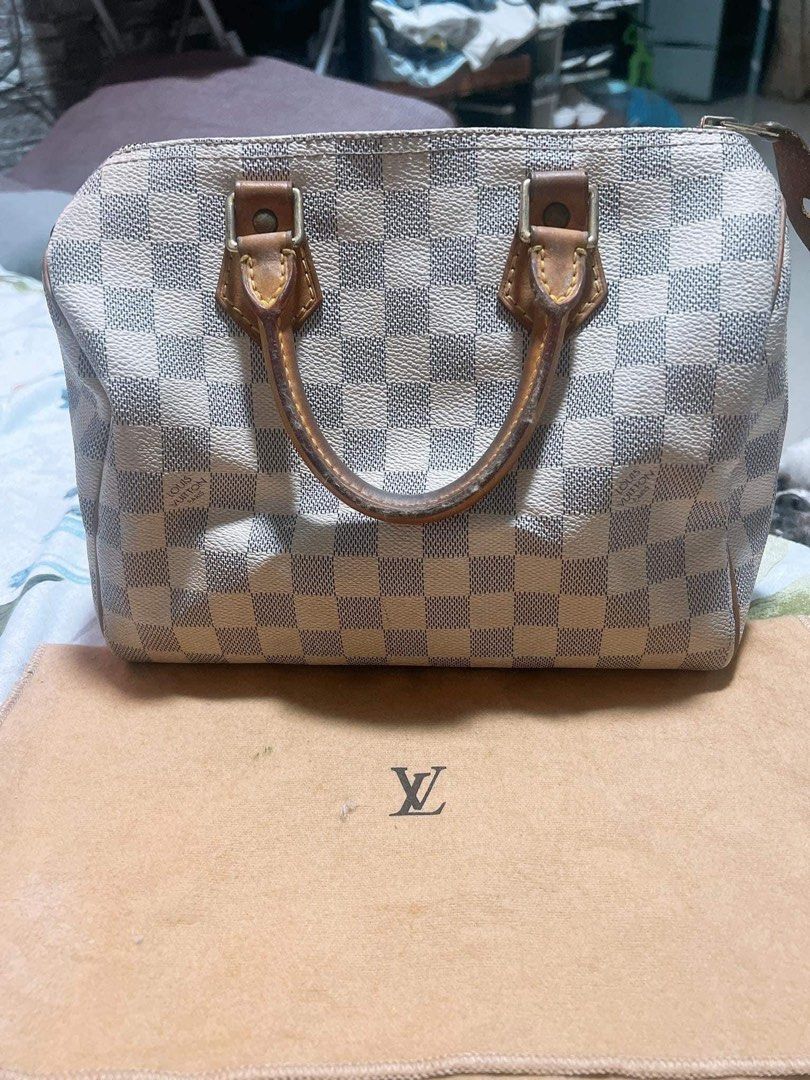 Original louis vuitton bag (Category: Luxury Bags & Wallets) located in Calamba. Submitted by terrible22 (Listing ID 1265090191, Image 1). Description: Pabenta corner: 💯Original Sale For bundle 46k If kukunin po each 25k isa elvi speedy azur 30 Elvi Speedy mono 25 Sign of usage only(No flaws) Mas maganda po in actual preloved pm lang po.