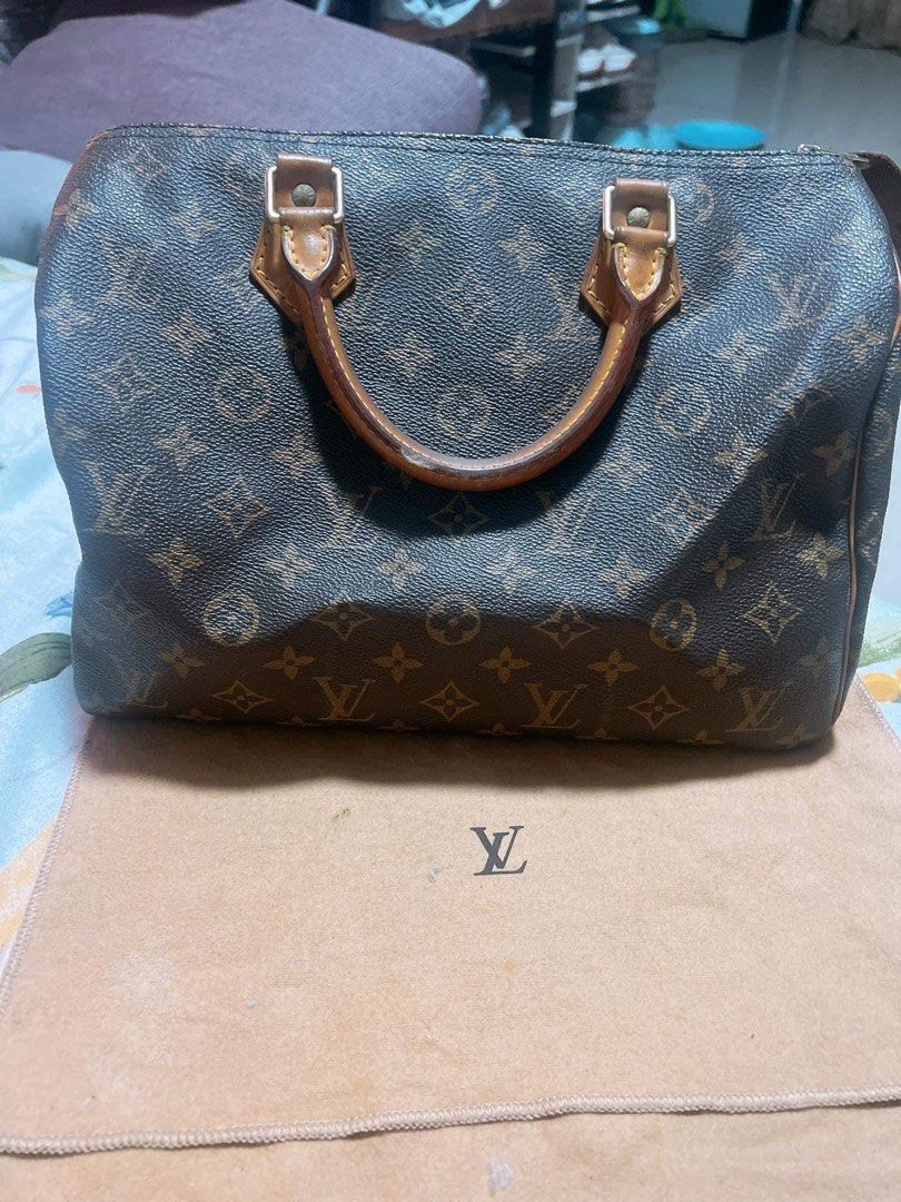 Original louis vuitton bag (Category: Luxury Bags & Wallets) located in Calamba. Submitted by terrible22 (Listing ID 1265090191, Image 3). Description: Pabenta corner: 💯Original Sale For bundle 46k If kukunin po each 25k isa elvi speedy azur 30 Elvi Speedy mono 25 Sign of usage only(No flaws) Mas maganda po in actual preloved pm lang po.