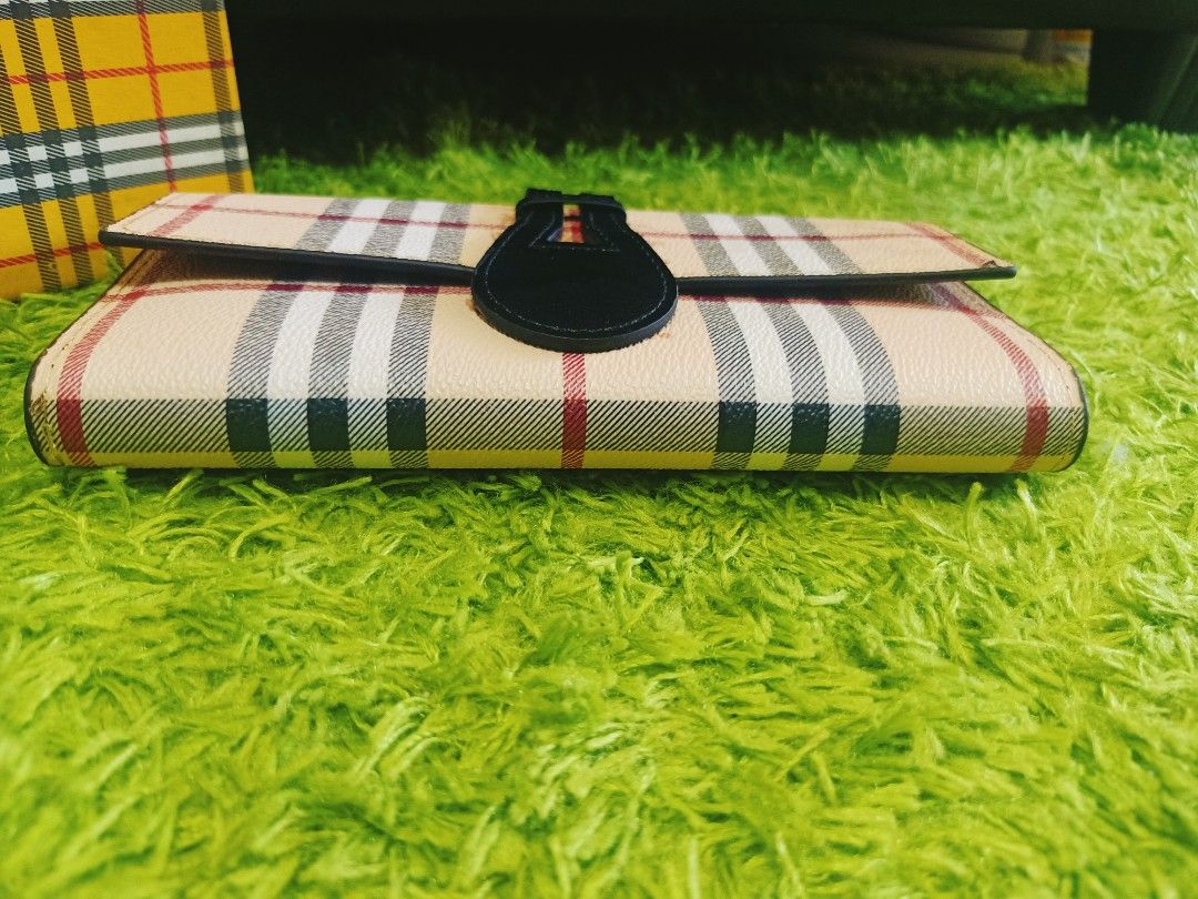 Preloved Buberry long wallet (Category: Luxury Bags & Wallets) located in Cebu City. Submitted by day.98 (Listing ID 1265002683, Image 3). Description: from USA genuine leather no flaws.