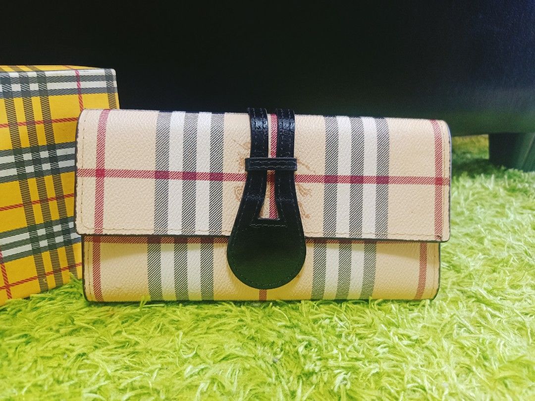 Preloved Buberry long wallet (Category: Luxury Bags & Wallets) located in Cebu City. Submitted by day.98 (Listing ID 1265002683, Image 2). Description: from USA genuine leather no flaws.