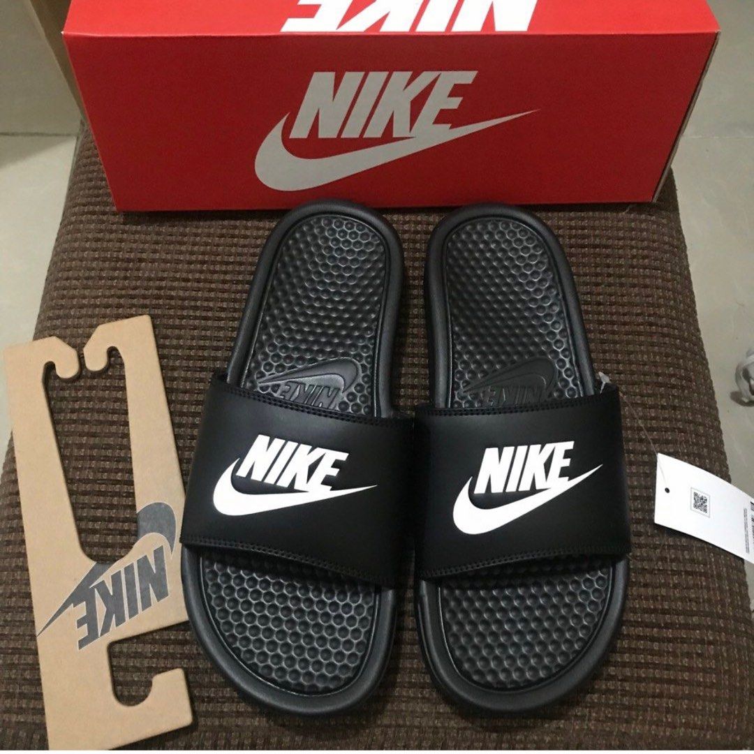 RUSH SALE NIKE BENASSI SLIDES WOMEN SIZE 7 Women