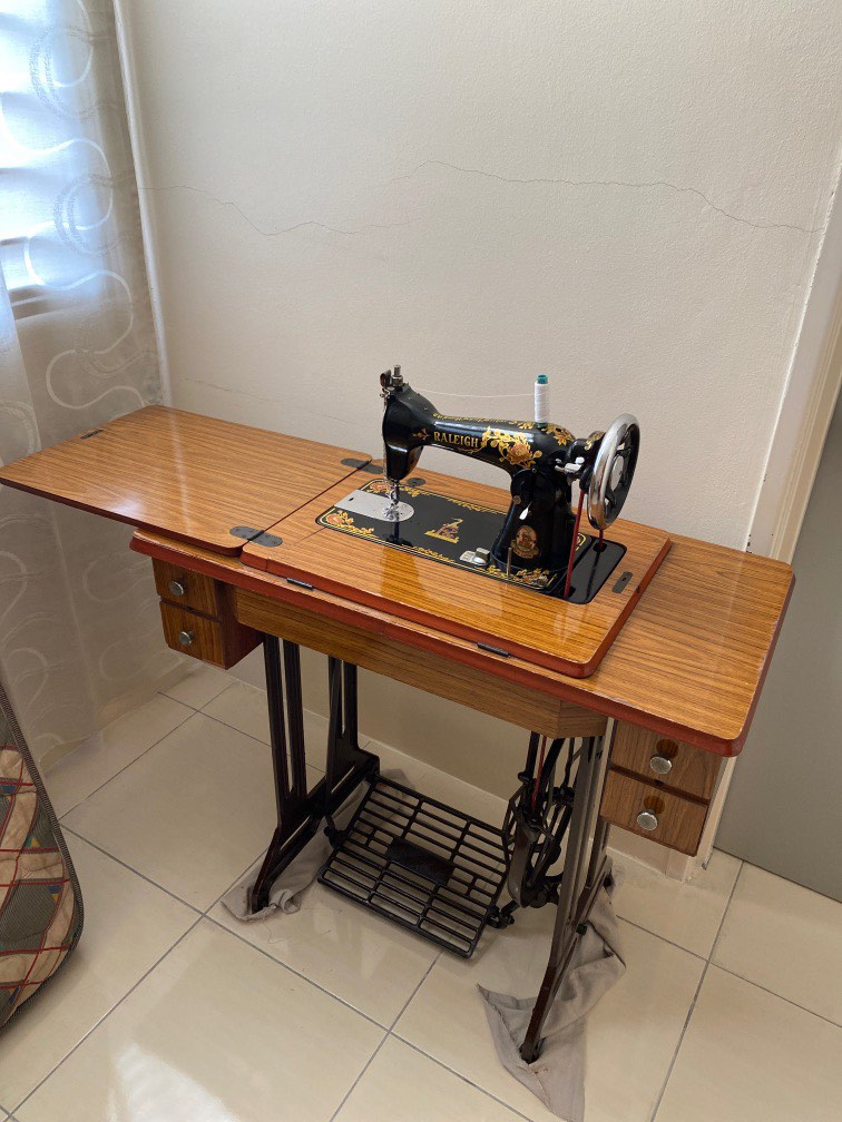 Sewing machine Raleigh, Hobbies & Toys, Collectibles & Memorabilia