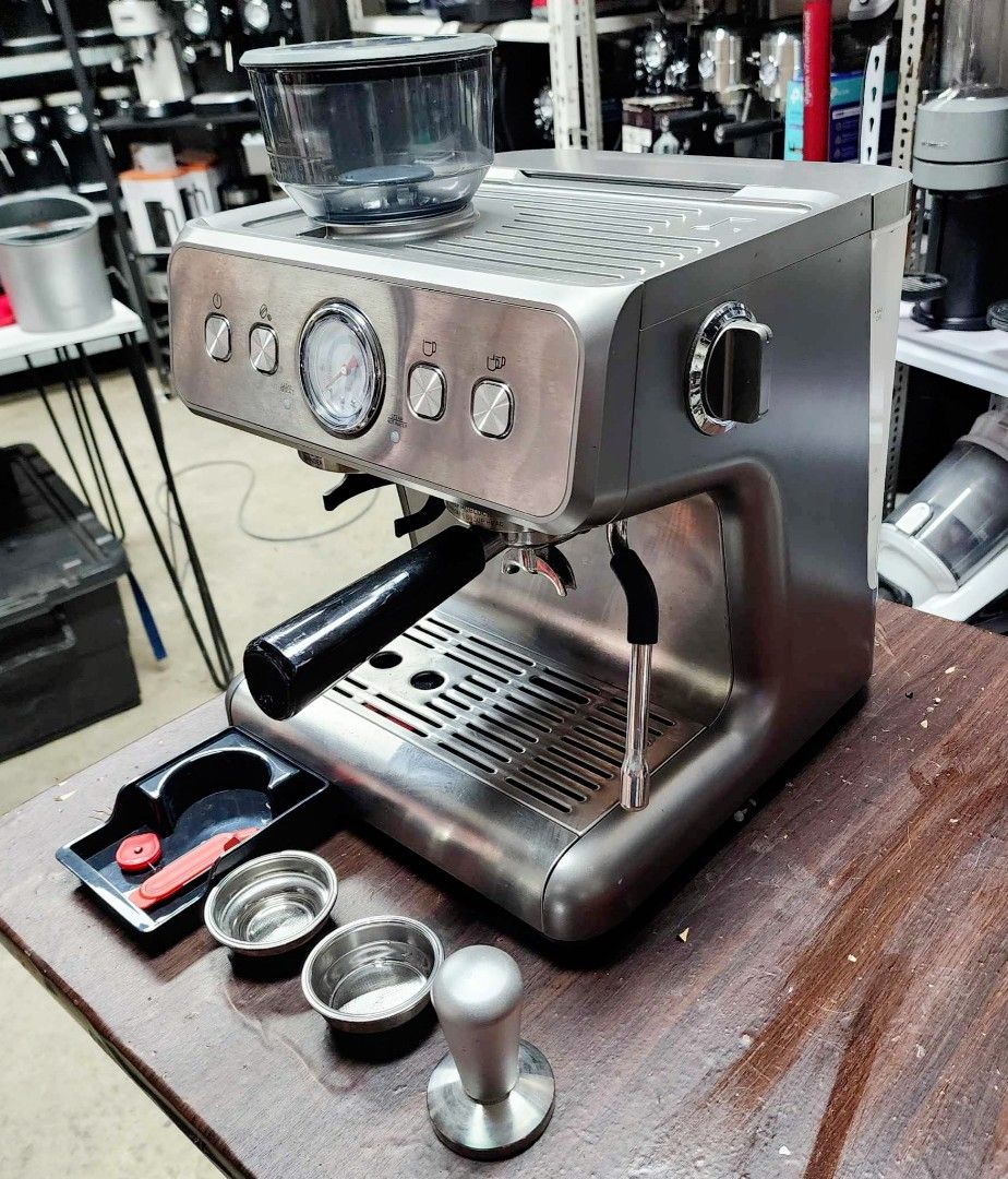 SMITH & NOBEL ESPRESSO MACHINE WITH BUILT IN GRINDER, TV & Home